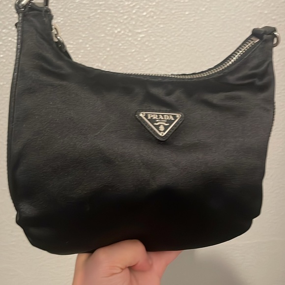 PRADA ❤️ EUC nylon bag - Picture 4 of 9